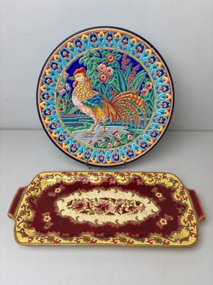 deux assiettes et un plateau sur lesquels figure un coq