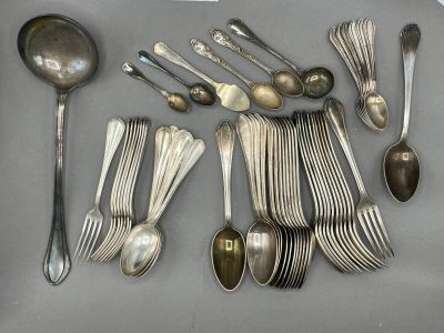 a lot of silver spoons and spoon spoons on the table