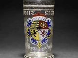 une photo d'un verre orné d'un blason