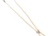 un ensemble composé d'un collier de perles et de diamants et de boucles d'oreilles