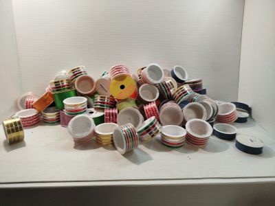une pile de rubans washi sur une étagère