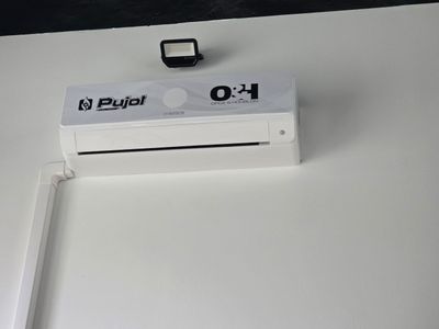 une boîte blanche sur laquelle figure un logo en noir et blanc