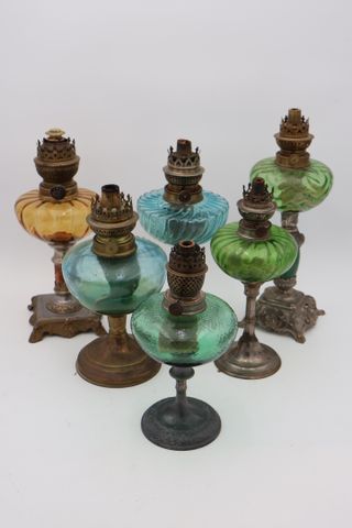 Lot de 6 pieds de lampe à pétrole en cuivre, étain, métal blanc, ...
