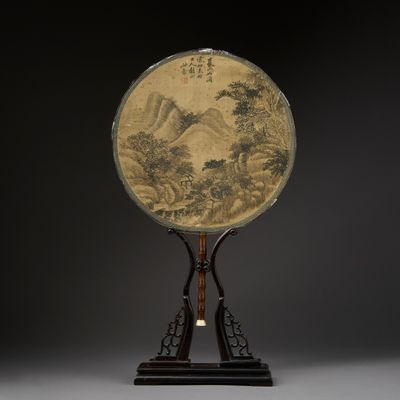 CHINE. Eventail rond, encre sur soie, paysage montagneux et …
