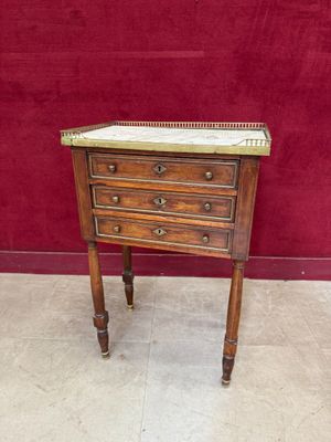 l'image d'une petite table surmontée d'un tiroir