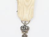 gros plan d'une médaille sur fond blanc