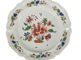 une image représentant une assiette ornée de fleurs sur fond blanc