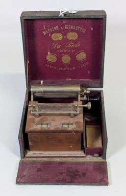 une boîte contenant un instrument de musique, posée sur une surface blanche