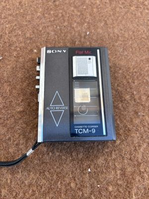 un enregistreur Walkie Sony posé par terre