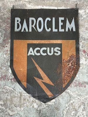 une affiche accrochée au mur sur laquelle on peut lire « baroclem accus »