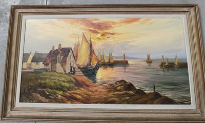 tableau représentant des bateaux dans un port, avec un coucher de soleil en arrière-plan