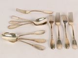 beaucoup de cuillères et de fourchettes en argent sur la table