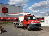 un camion rouge garé devant un bâtiment