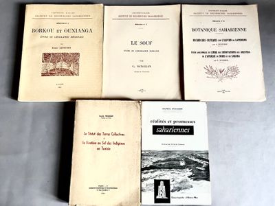 plusieurs livres sont posés sur une table les uns à côté des autres