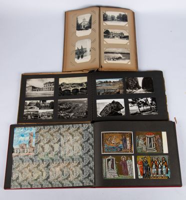 un livre ouvert posé sur une table blanche recouverte de photos