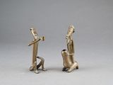 paire de figurines en bronze représentant un homme et une femme assis par terre
