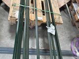 plusieurs pièces de bois sont empilées sur une palette dans un entrepôt