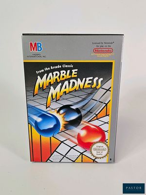 La boîte du jeu « Marble Madness » est représentée sur une surface blanche.