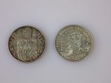 une image représentant deux pièces de monnaie posées sur une surface blanche, sur fond blanc