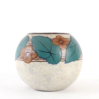 un vase blanc orné de fleurs bleues et orange