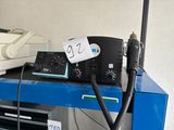 une photo montrant une radio et une imprimante posées sur un bureau