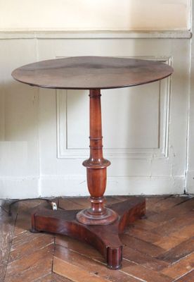 une petite table avec un plateau en bois sur un plancher en bois