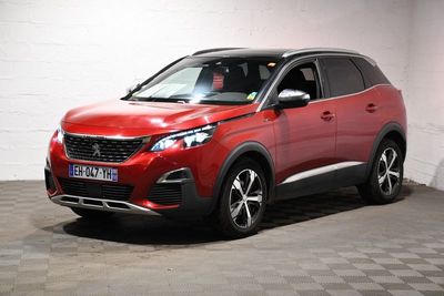 Le SUV rouge est garé dans un garage dont le sol est en damier.