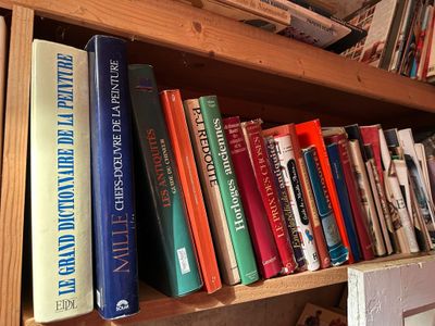 les nombreux livres qui se trouvent sur l'étagère dans la pièce