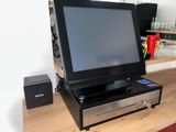 un petit écran posé sur un bureau en bois