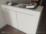 une armoire blanche sur laquelle sont posés plusieurs livres