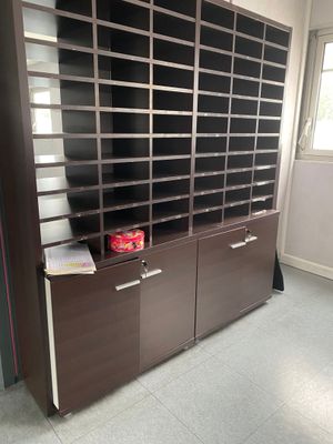 une bibliothèque remplie de livres dans une pièce