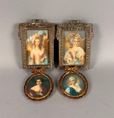Deux paires de miniatures peintes figurant des élégantes. - Photo 1