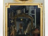 une image représentant un miroir avec un cadre doré sur lequel est peinte une peinture