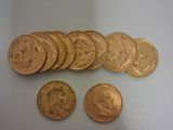 six types différents de pièces d'or sur une surface blanche
