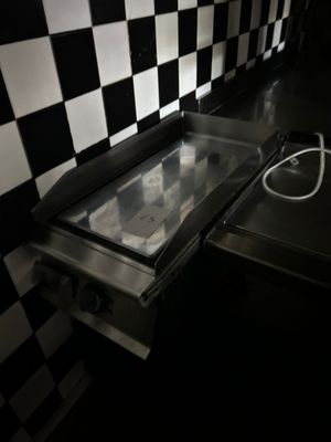 un mur à carreaux noirs et blancs avec une plaque de cuisson