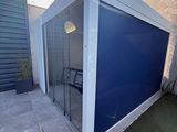 une photo d'une maison moderne avec une porte de garage bleue