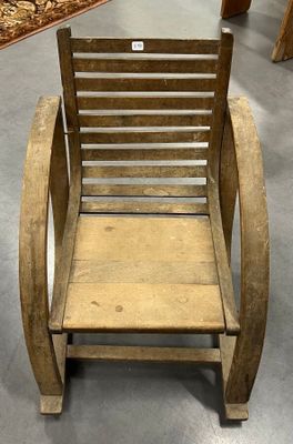 une chaise en bois posée par terre