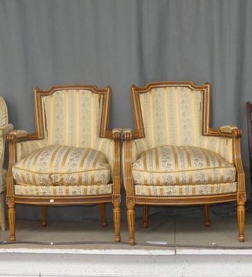 Paire de bergères en bois mouluré sculpté à dossier chapeau …