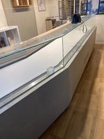 BANQUE REFRIGEREE en L légèrement incliné, en bois aggloméré…
