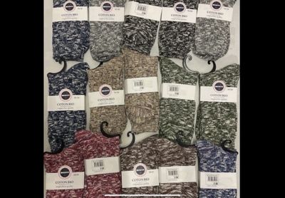 les nombreuses paires de chaussettes exposées dans un magasin