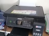 une imprimante posée sur un bureau à côté d'une imprimante