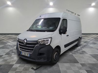 la photo d'une camionnette blanche garée dans une pièce