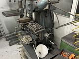 une machine posée sur une table dans une pièce