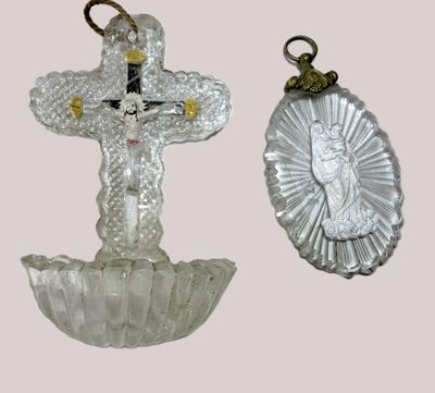 deux décorations en verre représentant un crucifix et une croix