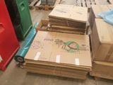 de nombreux cartons posés sur une palette dans un entrepôt