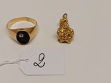 une image représentant une bague en or et une bague sertie d'une pierre noire