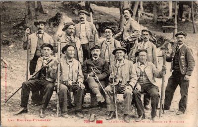 un groupe d'hommes posant pour une photo dans les bois