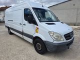 la camionnette blanche est garée dans un parking près d'un bâtiment