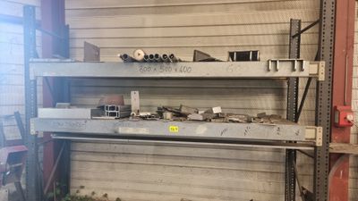 une photo d'un garage avec une étagère remplie d'outils