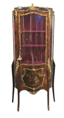 une photo d'un meuble doté d'une porte en verre rouge et de garnitures dorées